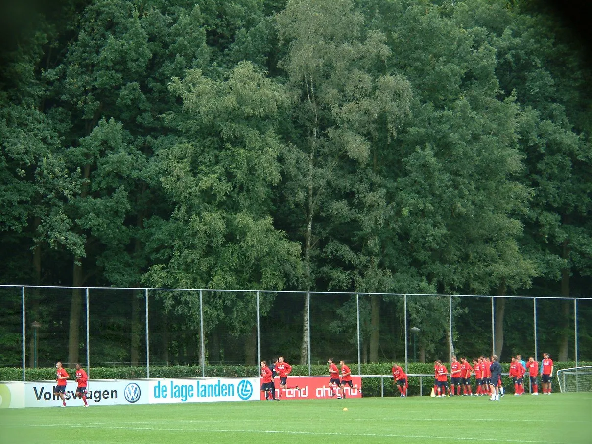 Photo showing: PSV traint op de Herdgang, een bosrijke omgeving in Eindhoven