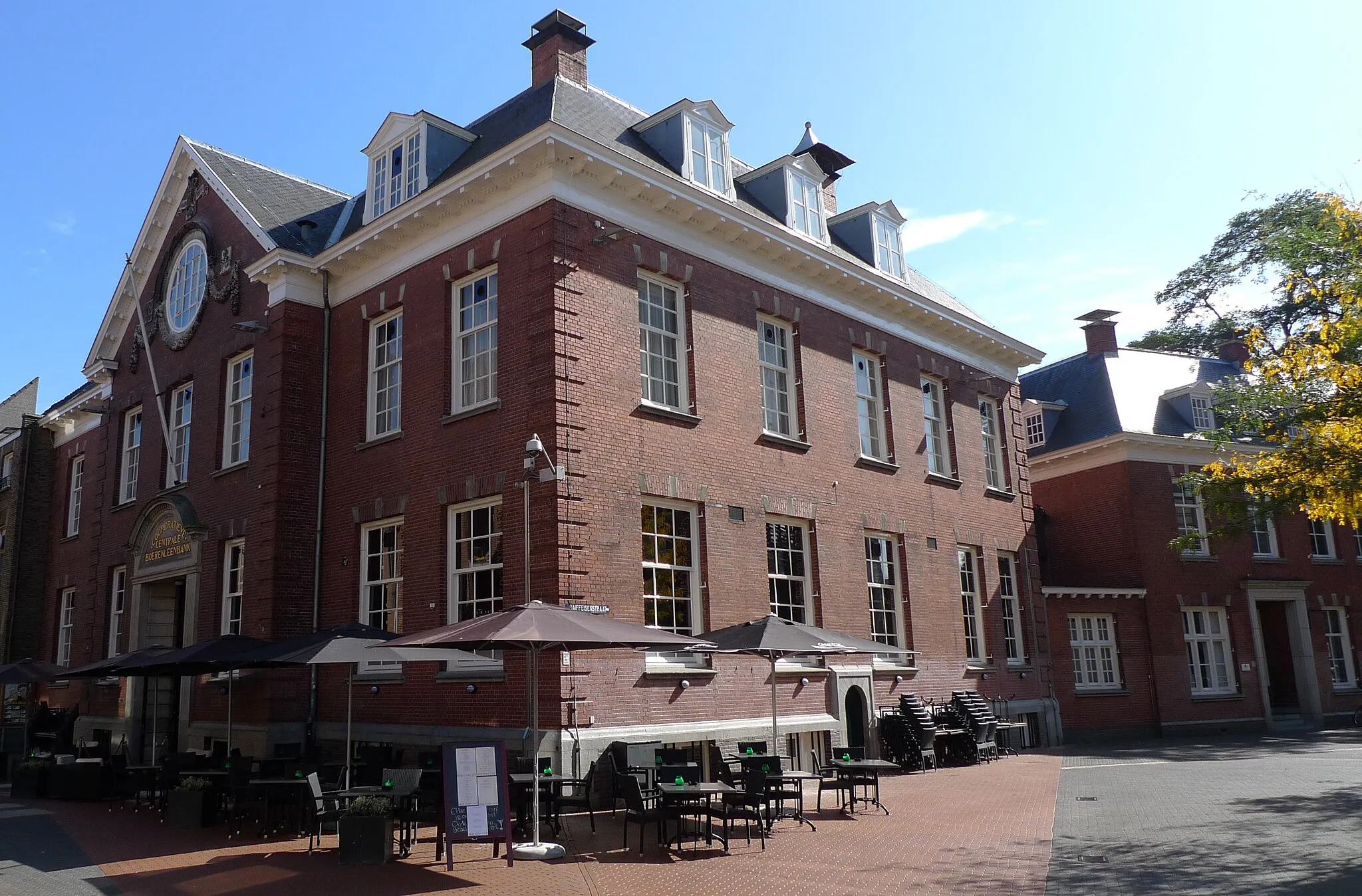 Photo showing: Boerenleenbank, Dommelstraat 9 in Eindhoven. Nederlands rijksmonument nr. 518714. Rechts zichtbaar: de bijbehorende directeurswoning, rijksmonument nr. 518715