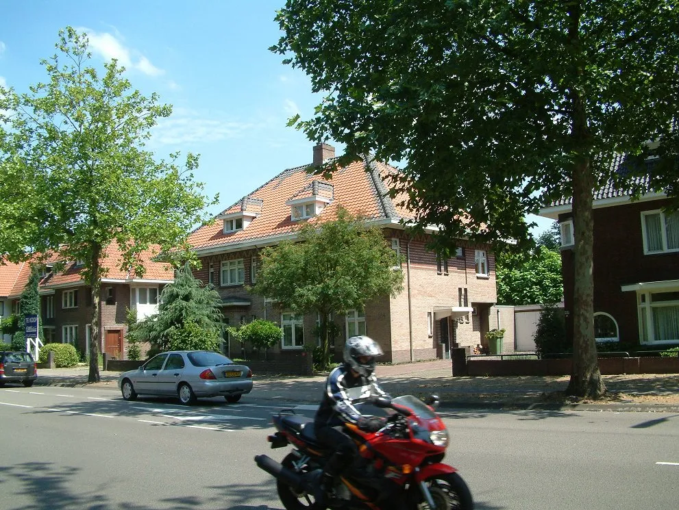 Photo showing: Aalsterweg, aan de rand van de wijk Gerardusplein in Eindhoven (Stratum). Rijksmonumenten.
