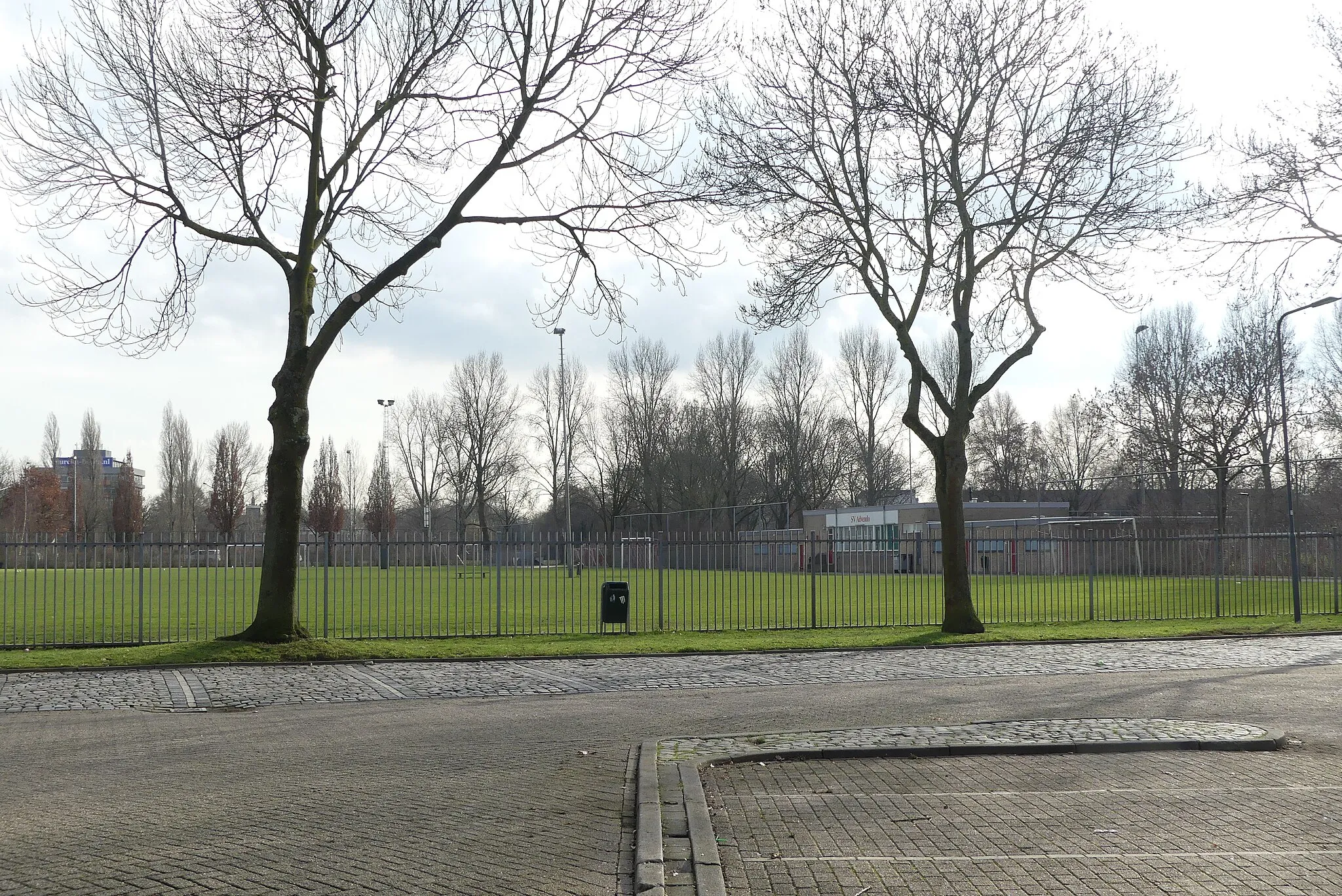 Photo showing: Zicht op een deel van de voetbalvereniging SV Advendo gevestigd in het Sportpark 't kadijkje in de Bastenakenstraat 41 in Breda. Gelegen in de wijk Biesdonk, een deel van het stadsdeel de Hoge Vucht