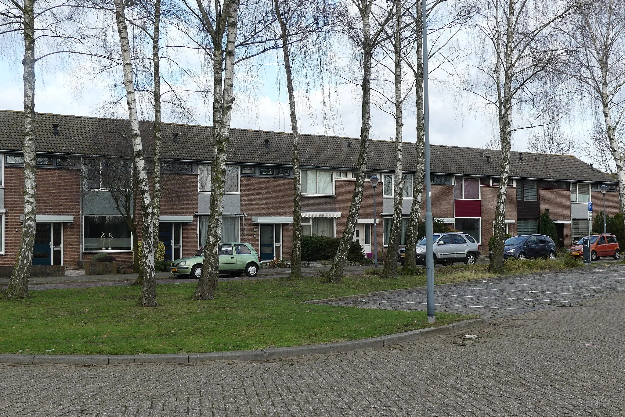 Photo showing: Zicht op een deel van de Bastenakenstraat, Breda in Breda. Gelegen in de wijk Biesdonk, een deel van het stadsdeel de Hoge Vucht