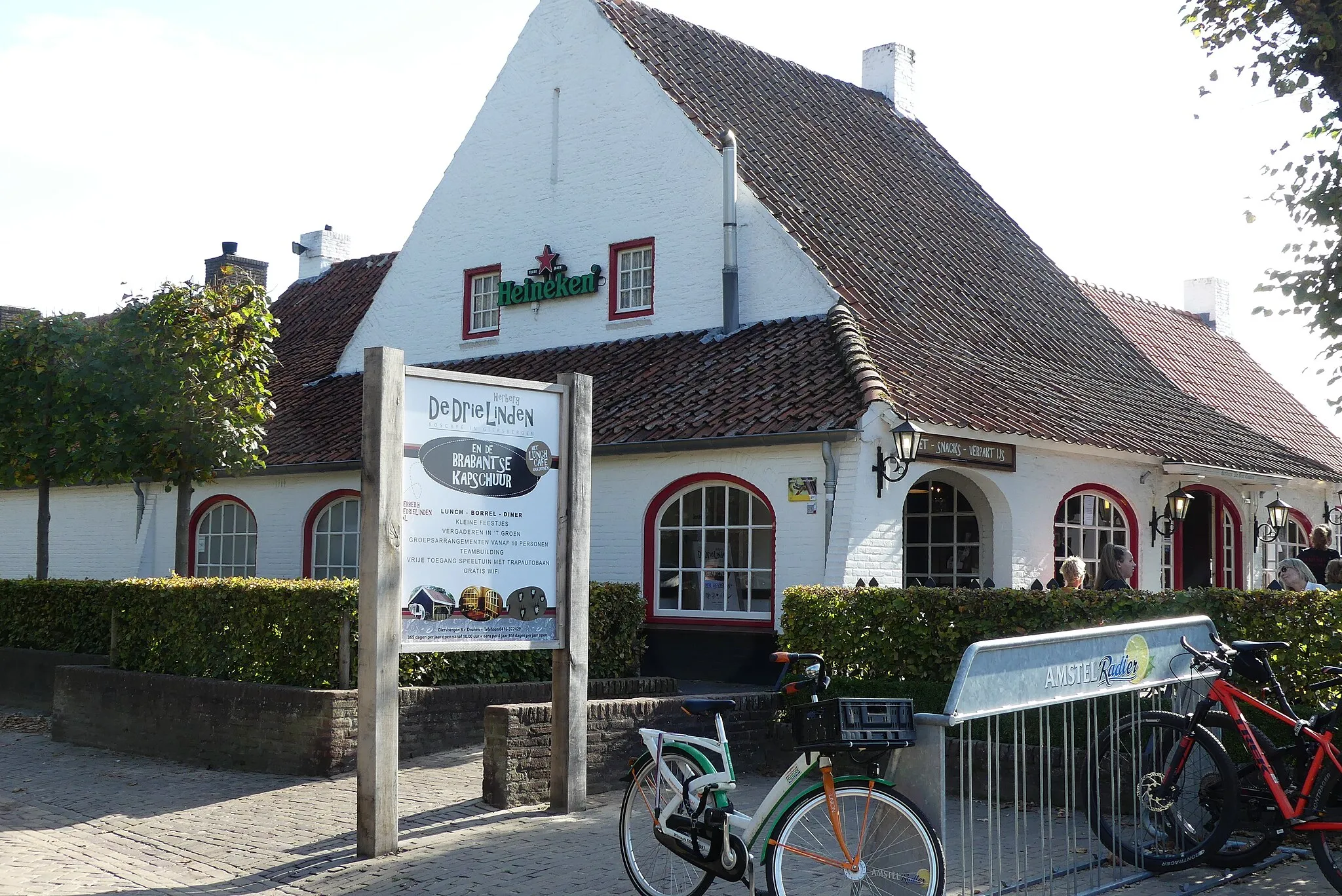 Photo showing: Zicht op een deel van Herberg de Drie Linden, Giersbergen 8, 5151 RG Drunen. Gelegen nabij Giersbergen en de Loonse en Drunense Duinen