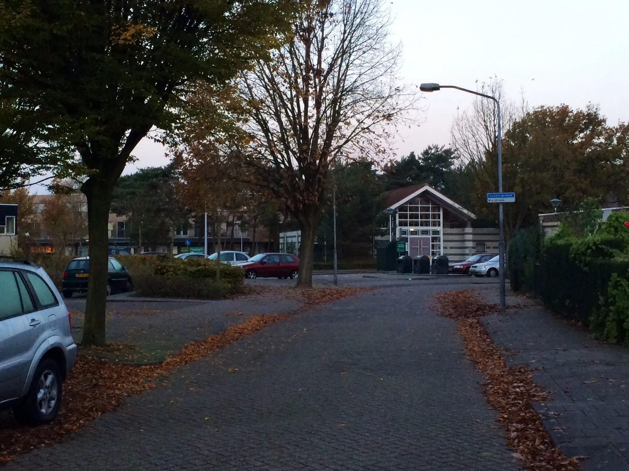 Photo showing: De Groningenhof in de Helmondse wijk Rijpelberg met onder meer de kerk.