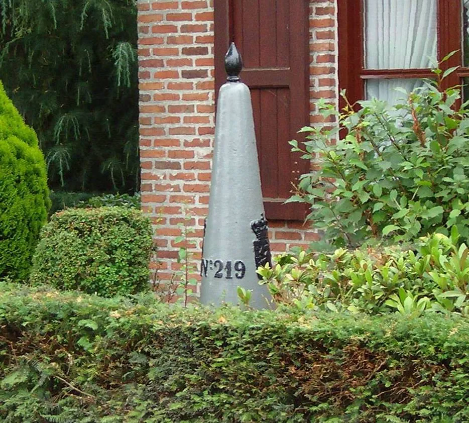 Photo showing: Grenspaal 219 aan het Heieinde in nl:Meersel-Dreef, noordelijkste grenspaal van België.
23-07-05