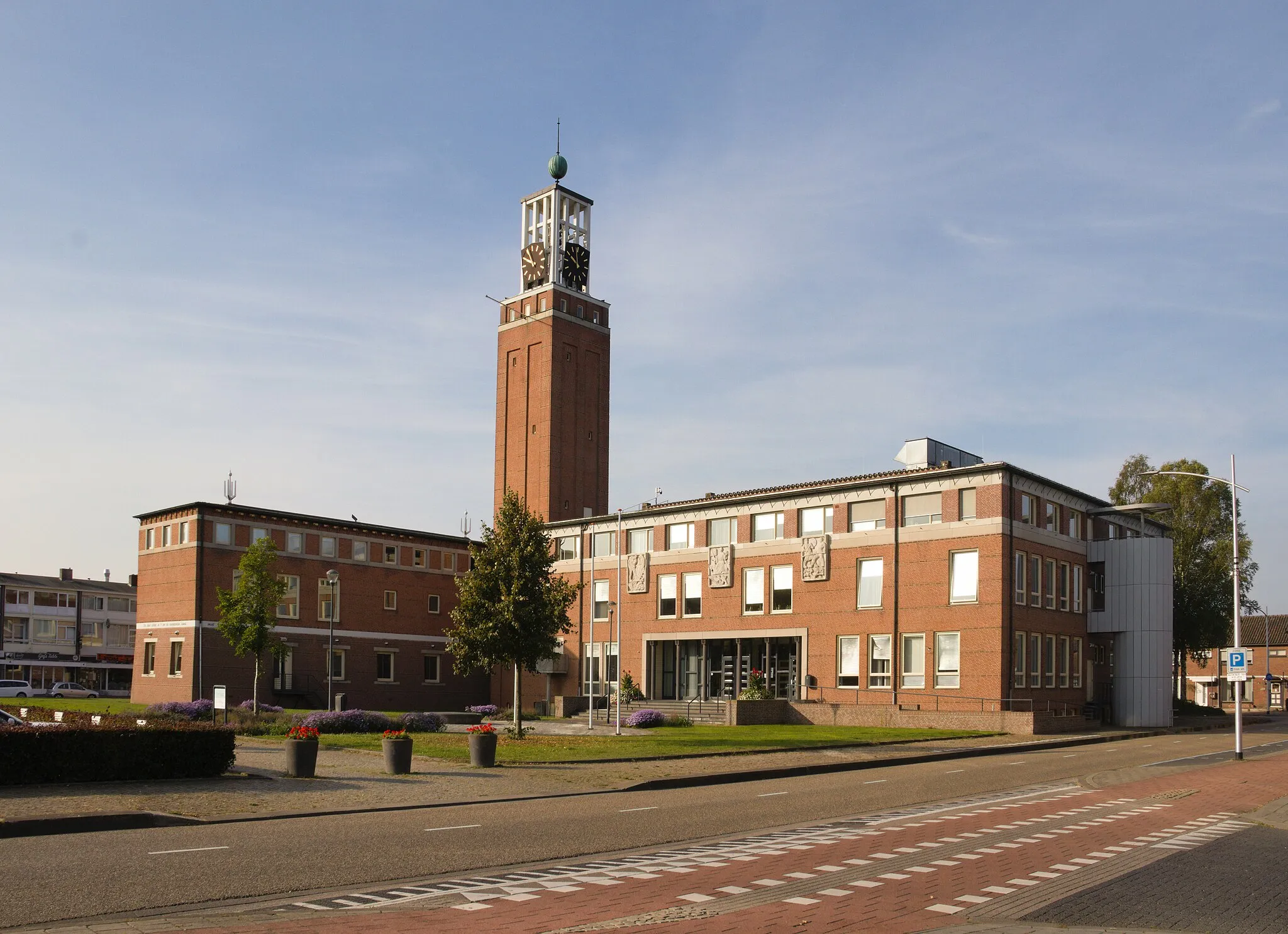 Photo showing: Raadhuisplein