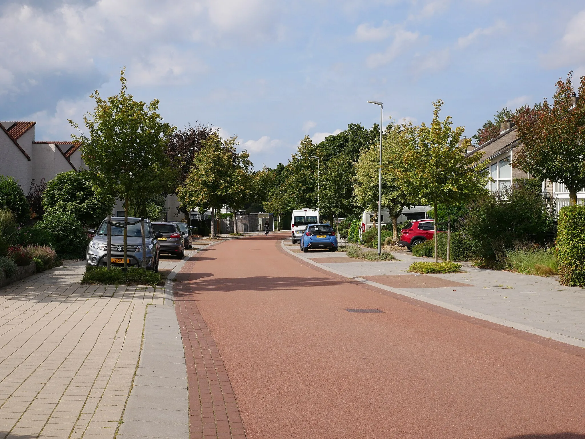 Photo showing: Route section of the "MaasWaalpad" cycle highway over the Middelweg in Molenhoek (Province of Limburg)