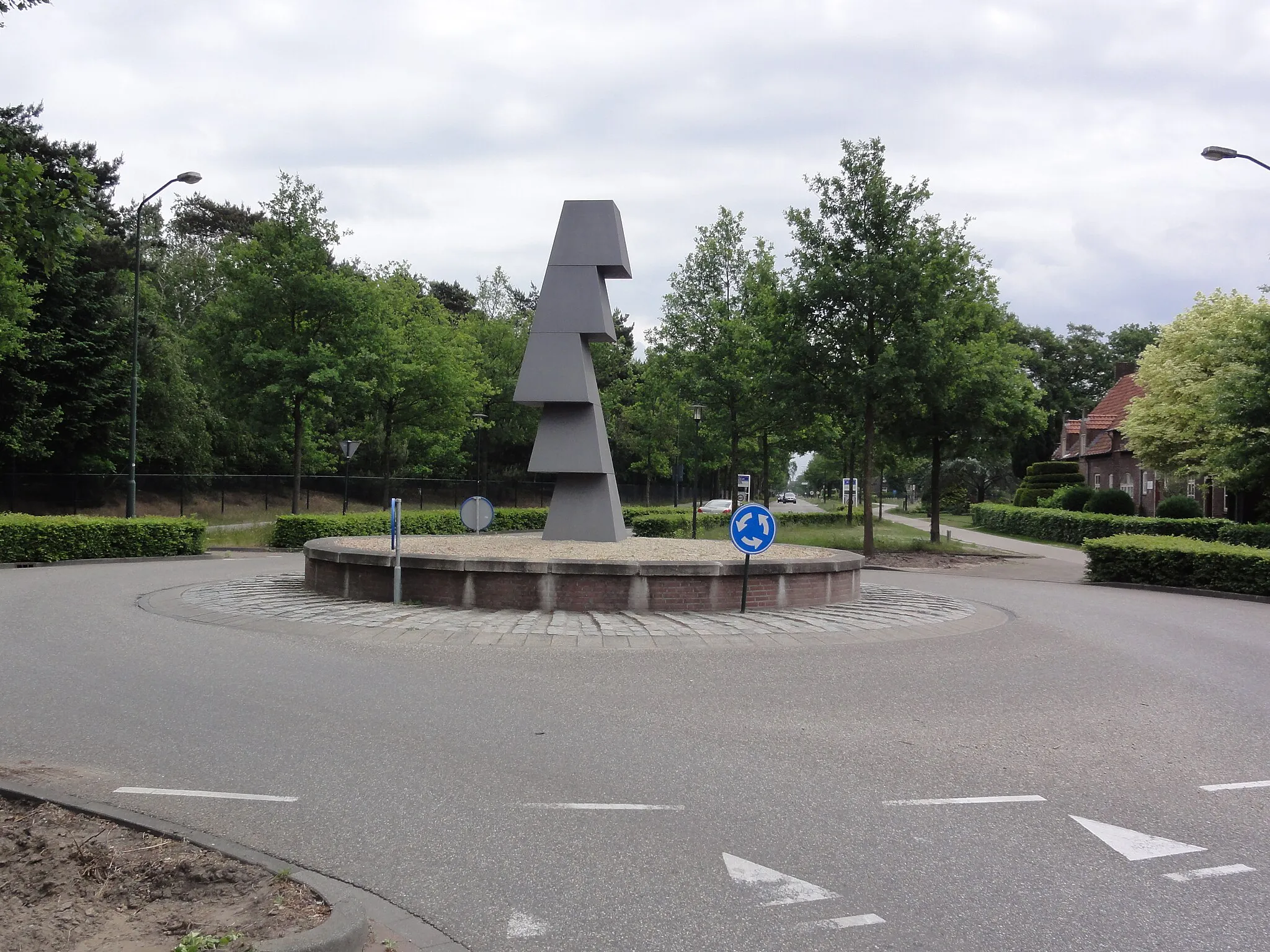 Photo showing: Verschoven Stapeling van Niko de Wit. Bakel, Roessel-rotonde met sculptuur op de weg naar Milheeze