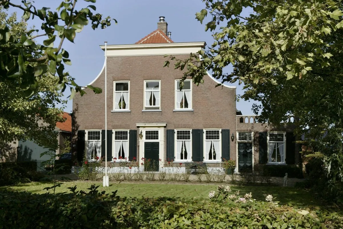 Photo showing: Haag: Overzicht van de voorgevel (opmerking: Foto's verkregen uit privé-collectie van fotograaf P. van Galen.)