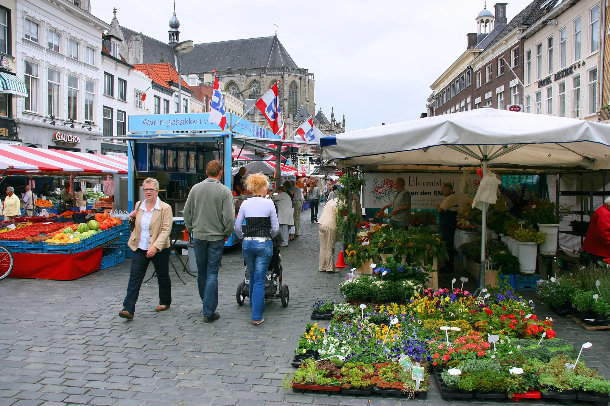 Photo showing: Gardening stall with flower seedlings at farmers' market (Algemene warenmarkt) at Grote Markt square in Breda, Netherlands. The markets are held on every Tuesday and Friday.