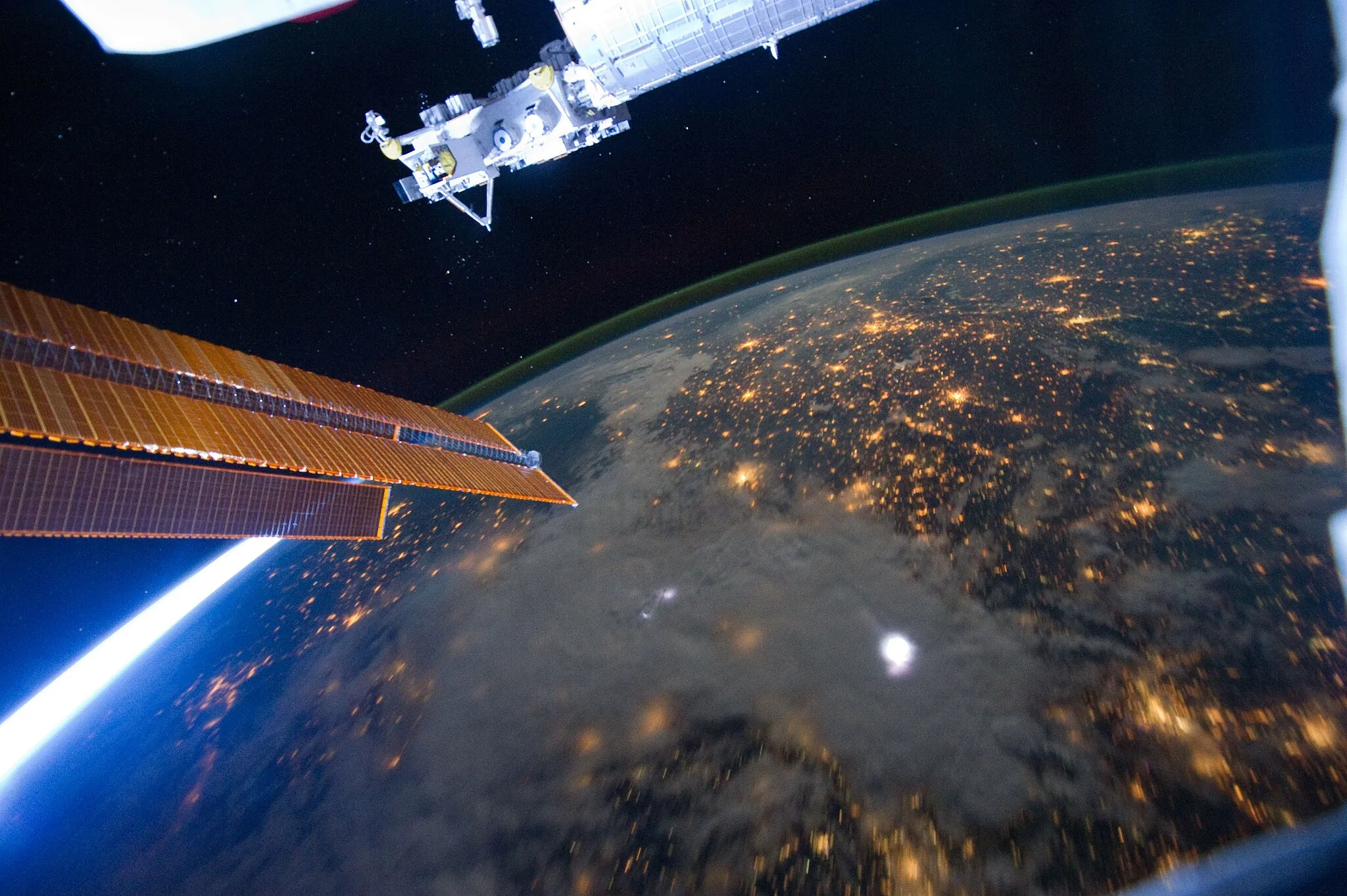 Photo showing: View of Earth taken during ISS Expedition 28.