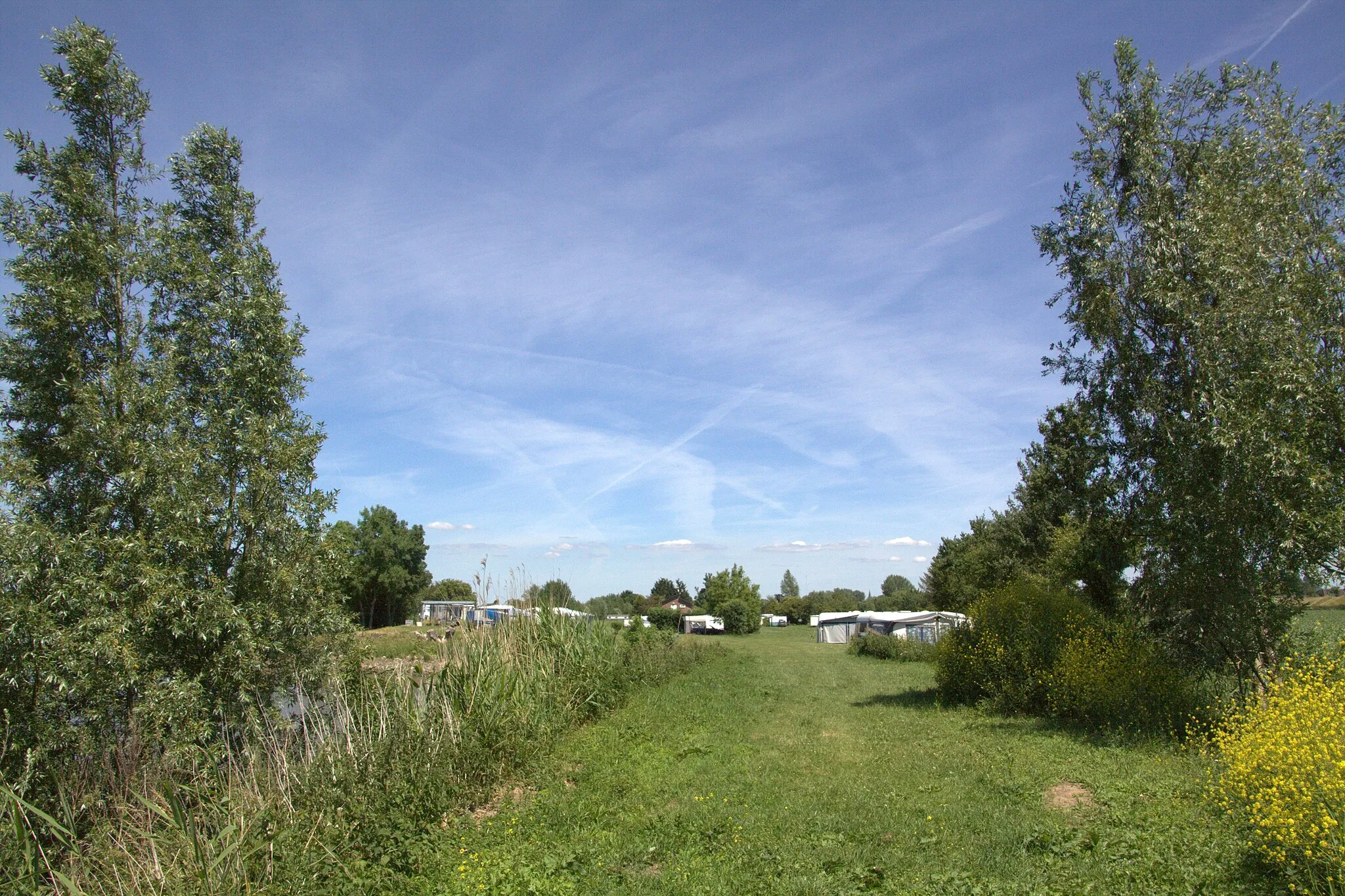 Photo showing: Op de foto zien we slechts een klein deel van de enorme camping De Koekoek, maar gelukkig blijft er ook nog genoeg natuur om van te genieten.