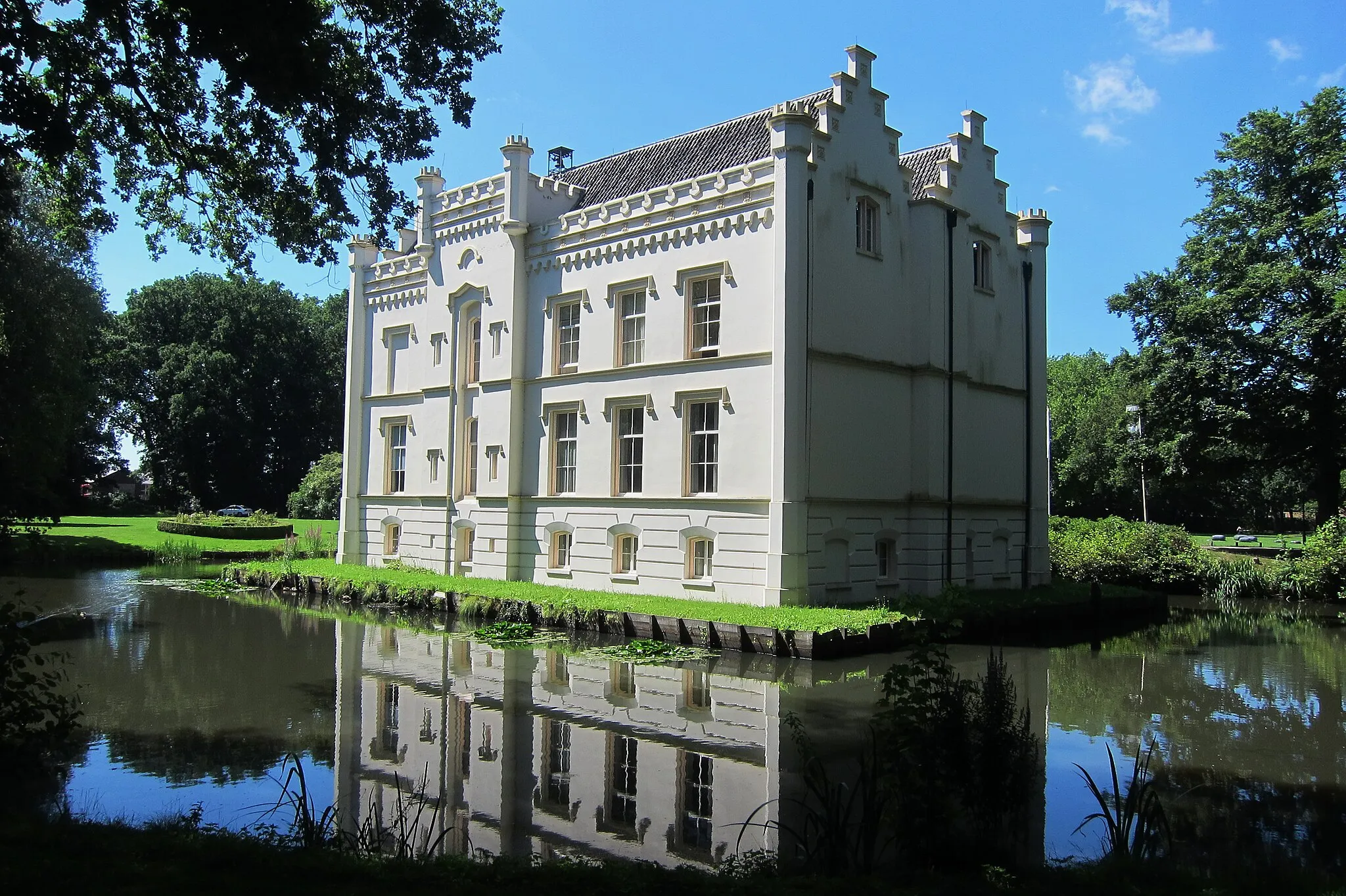 Photo showing: Manor of Scherpenzeel with lovely reflection
