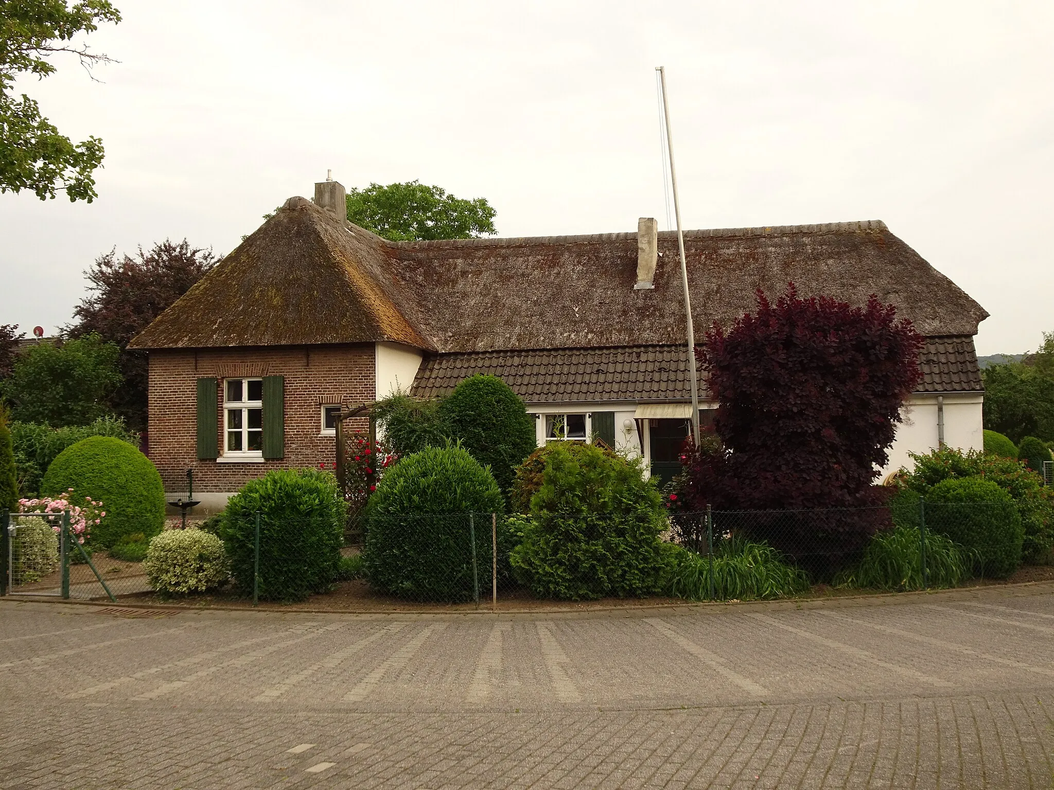 Photo showing: Kleve-Rindern, Sperlingsweg 16
This is a photograph of an architectural monument. It is on the list of cultural monuments of Kleve, no. 87.