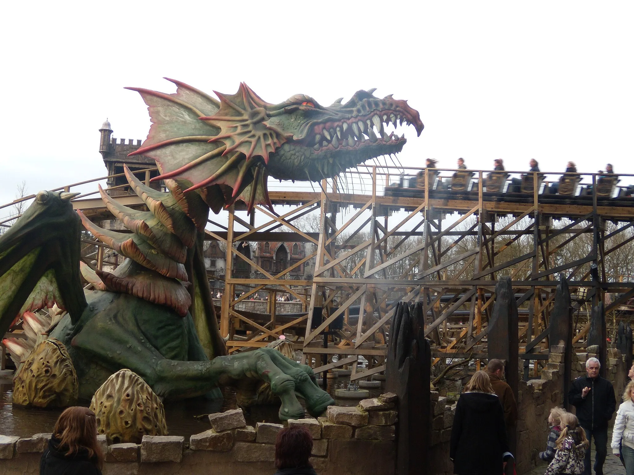 Photo showing: Dragon de la montagnes russes en bois Joris en de Draak situé dans le parc d'attractions néerlandais Efteling.