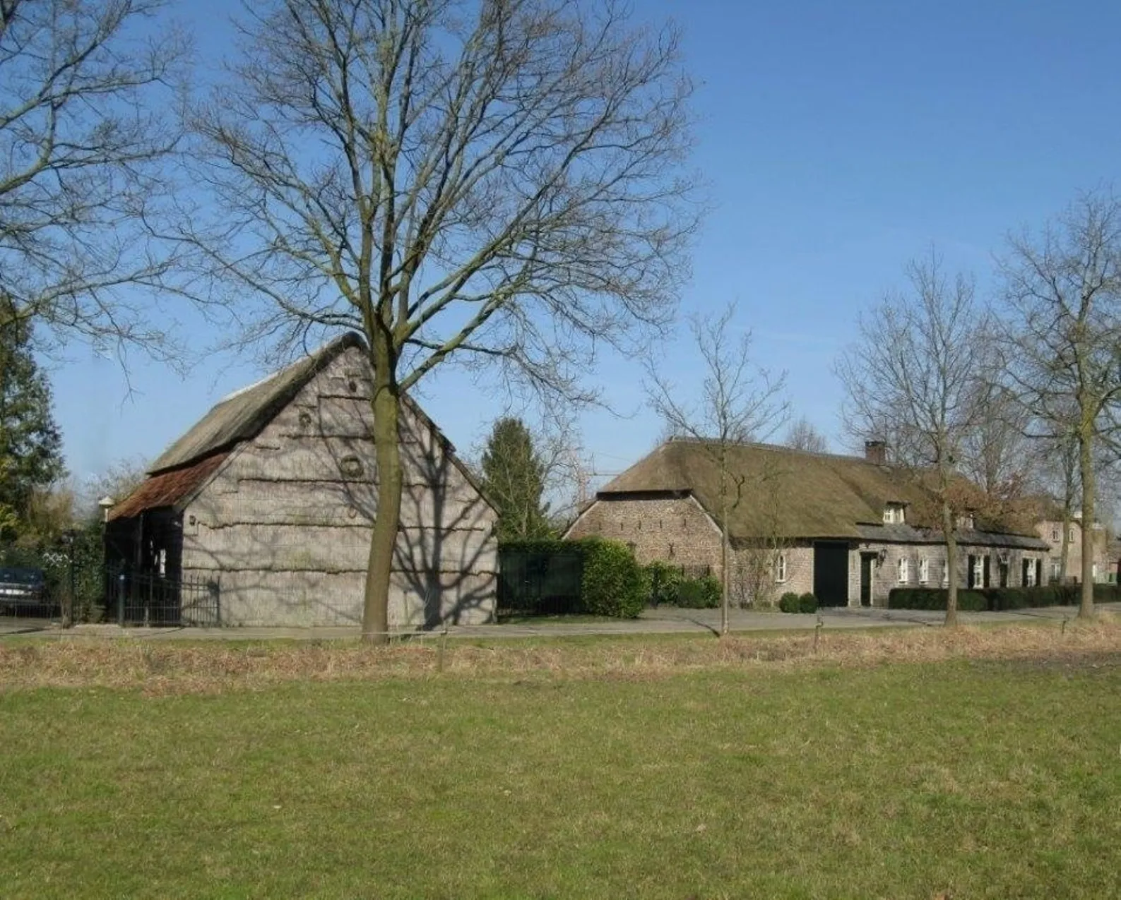 Photo showing: Farmhouse and barn in Lieshout
