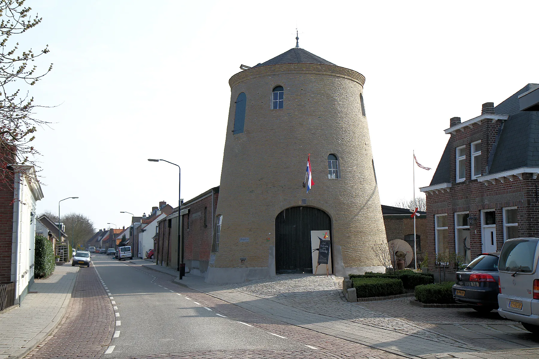 Photo showing: Standdaarbuiten: Gedeeltelijk heropgebouwde molenromp