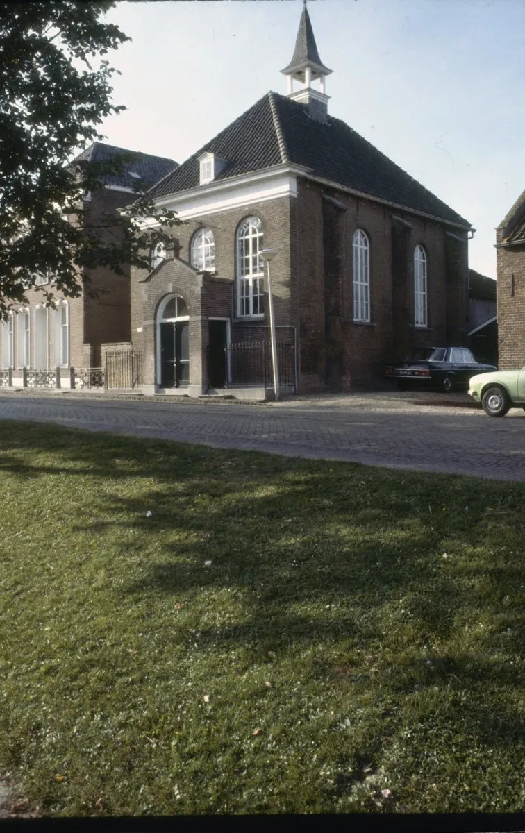 Photo showing: Nederlands Hervormde Kerk: Exterieur OVERZICHT VOORGEVEL, RECHTER ZIJGEVEL