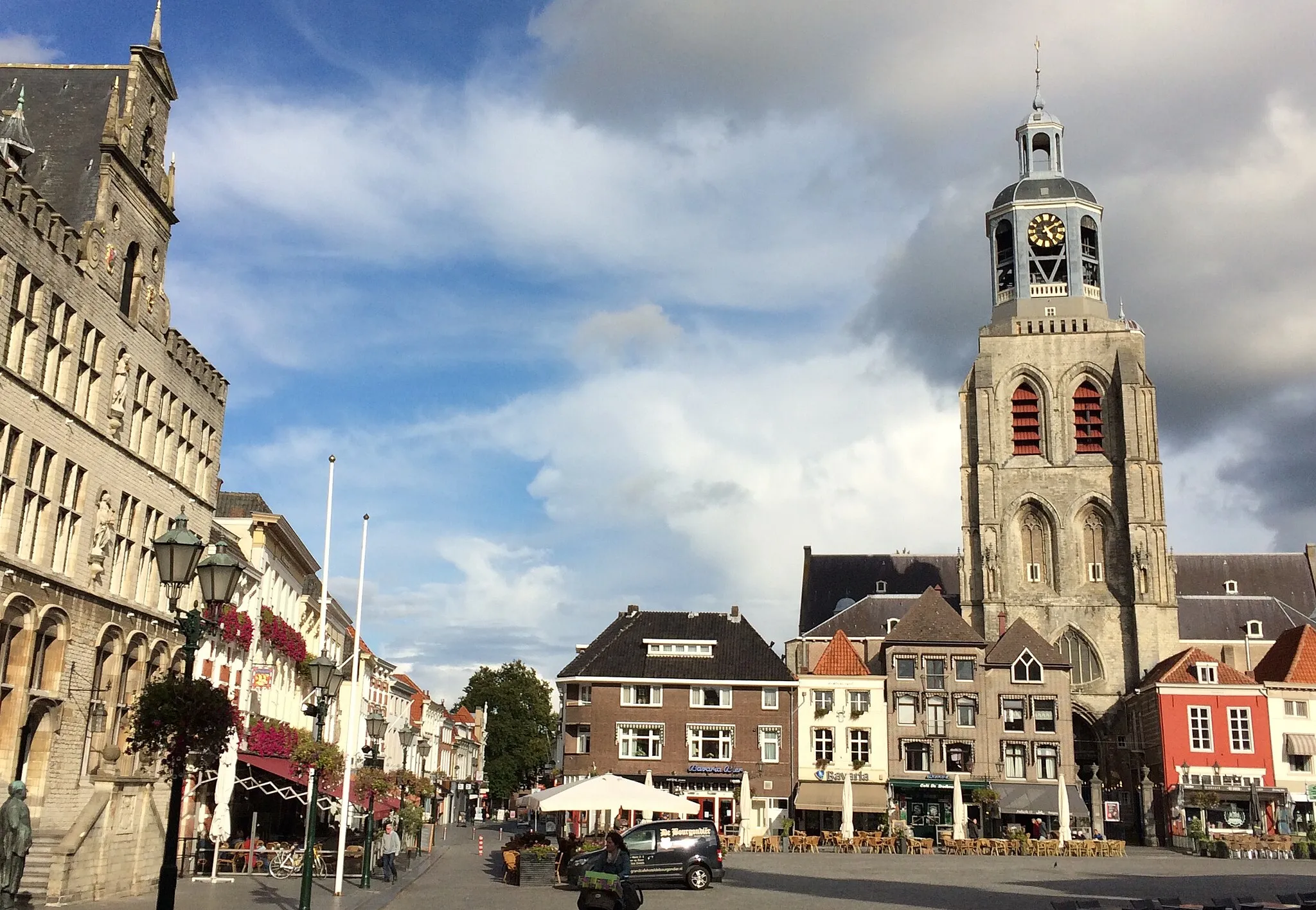 Photo showing: Grote Markt met oud stadhuis links en uitzicht op de Peperbus, Bergen op Zoom.