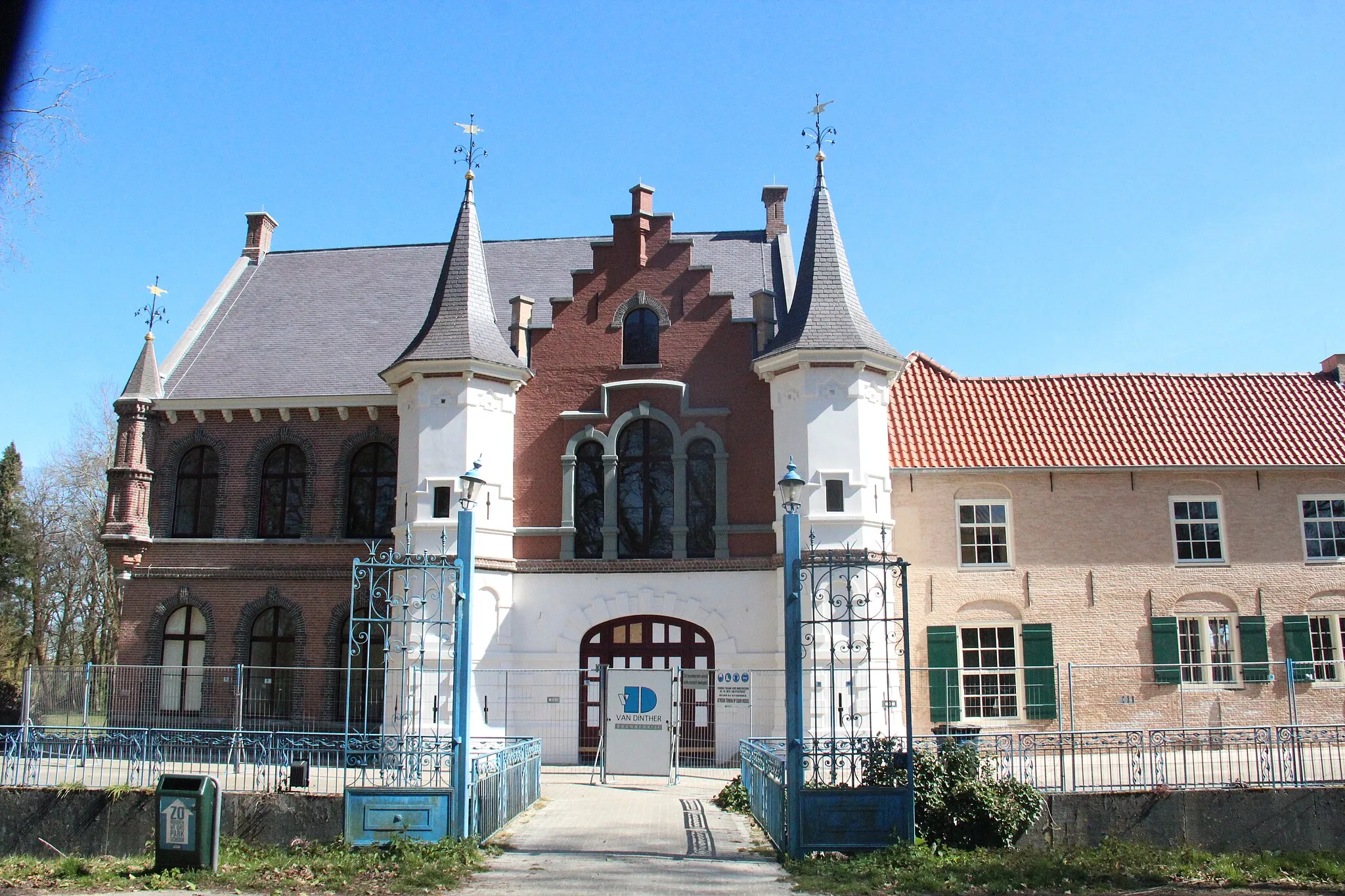 Photo showing: Front side of Castle d’Oultremont