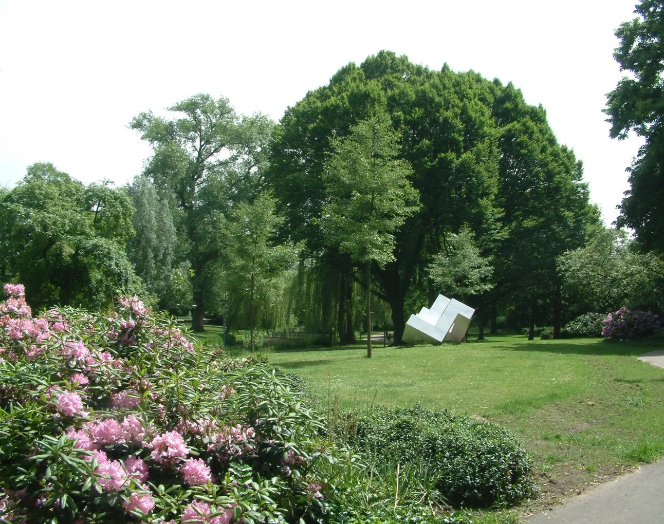 Photo showing: Anne Frankplantsoen in Eindhoven. Kunstwerk: Wit object van Ries Linnartz, gemaakt van geschilderd staal en dateert van 1969.