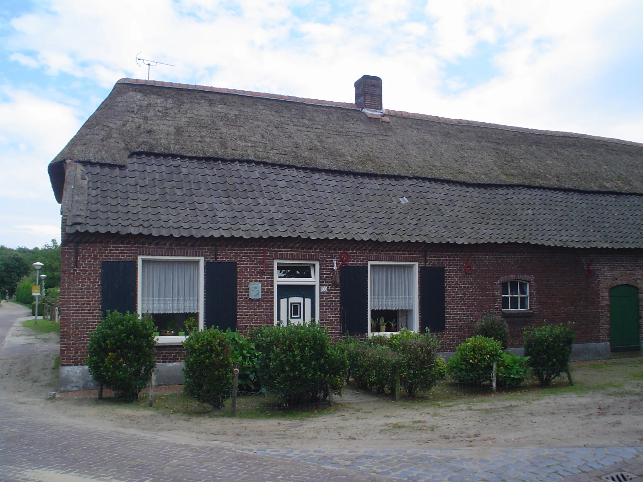 Photo showing: Monumental farmhouse at Zandoerle 30, near Veldhoven, the Netherlands.
