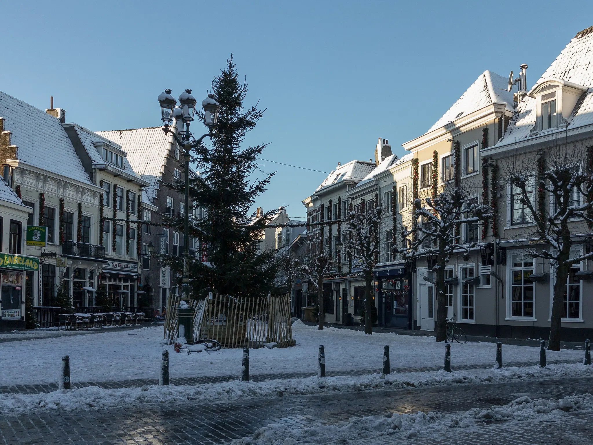 Photo showing: Zicht op een deel van de Havermarkt, Breda met kerstboom en sneeuw. Gelegen nabij het centrum van Breda.
