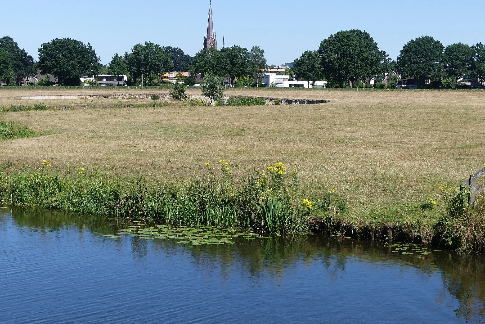 Photo showing: Zicht op de skyline van Ulvenhout gezien vanaf fiets- en wandelpad ter hoogte van Ulvenhout in het Markdal in het zuiden van Breda