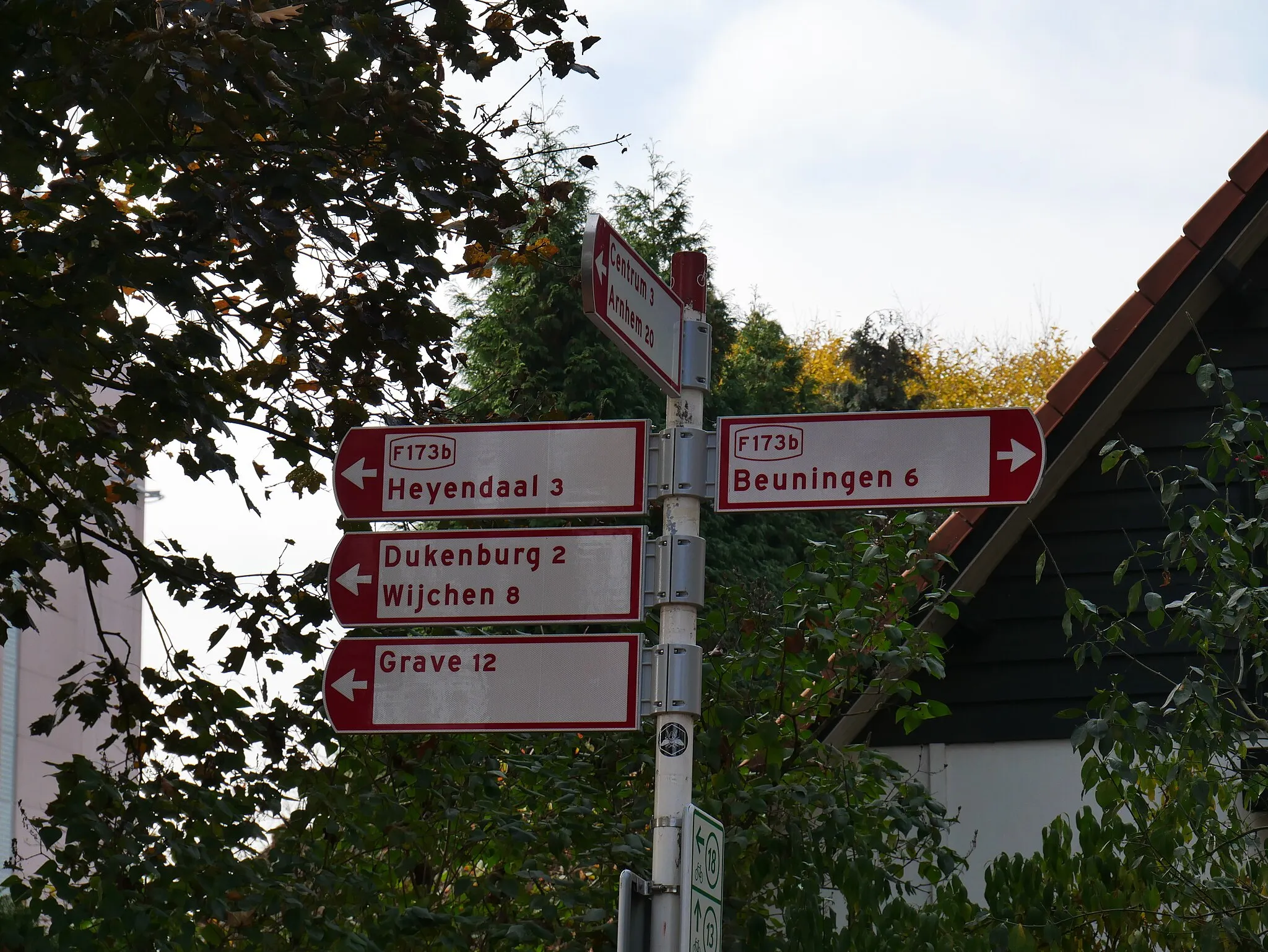 Photo showing: Signage along the bicycle highway "Batavierenpad" (F173b) in Nijmegen-Nieuw-West (Province of Gelderland)