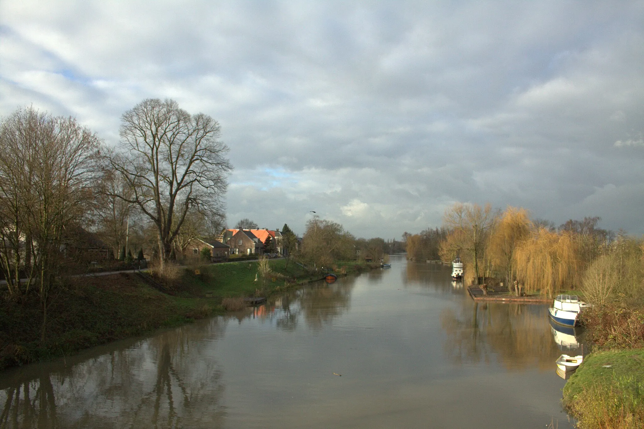 Photo showing: Vanaf de Blauwe Huisbrug over de rivier de Linge kijken we naar het dorp Rumpt