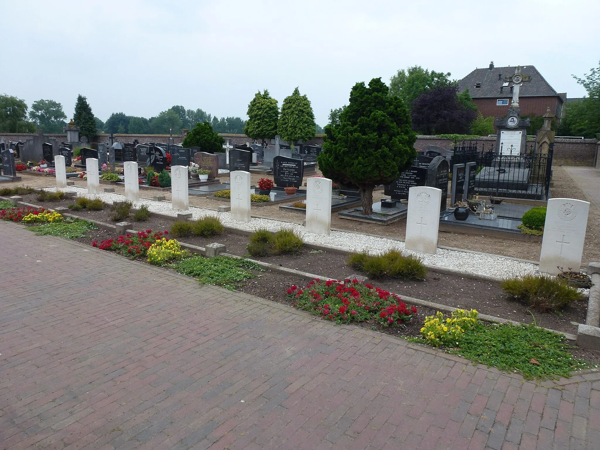 Photo showing: Ottersum (Gennep) cemetery, CWGC Second World War graves