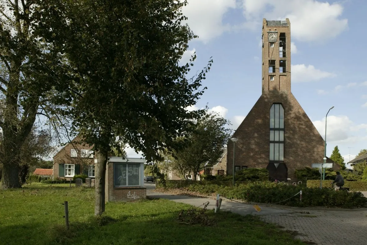 Photo showing: Nederlands Hervormde Kerk: Overzicht van de westgevel (opmerking: Foto's verkregen uit privé-collectie van fotograaf P. van Galen.)