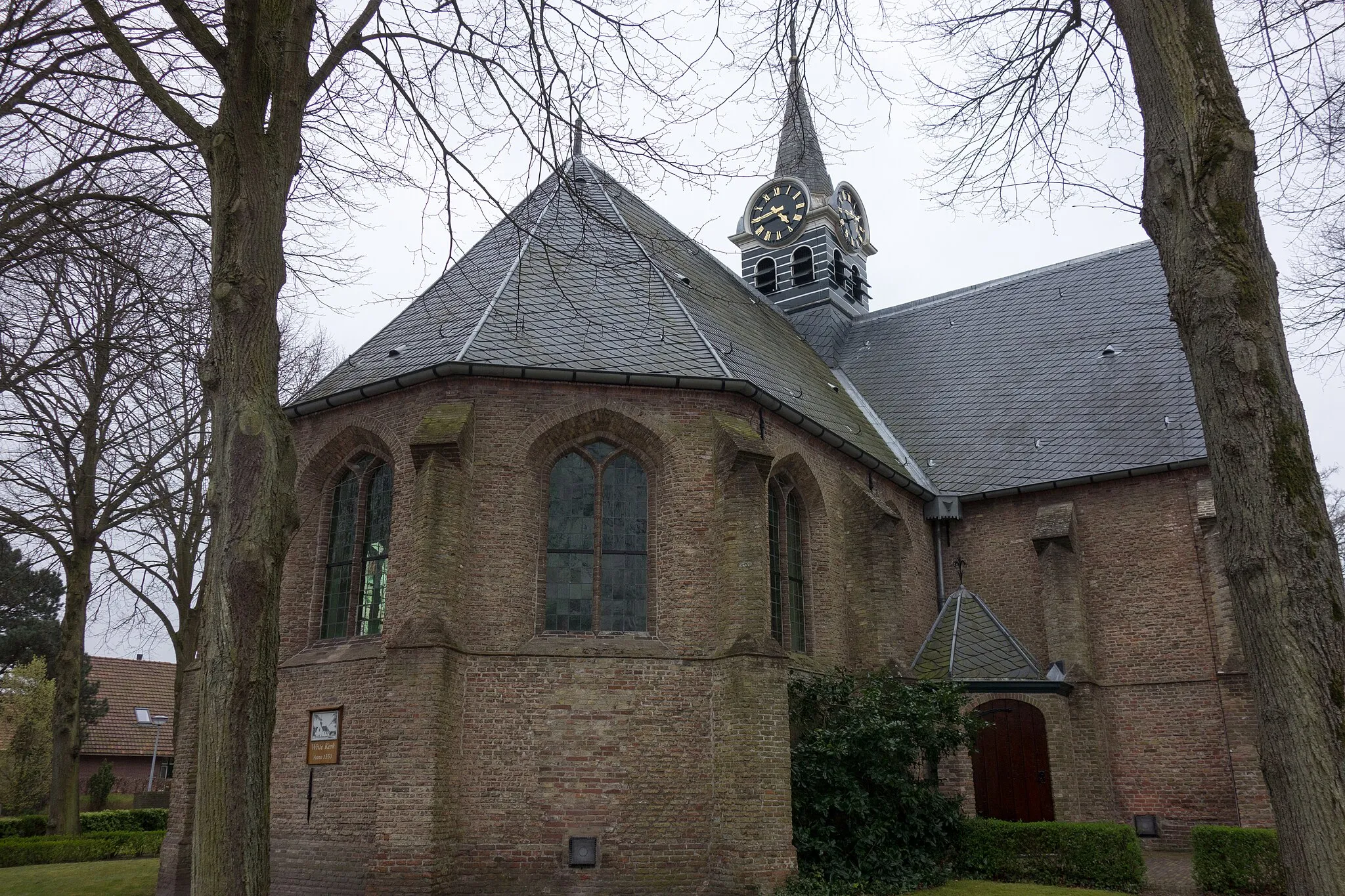 Photo showing: Zicht op het koor van de Hervormde Kerk in Sint Pancras.