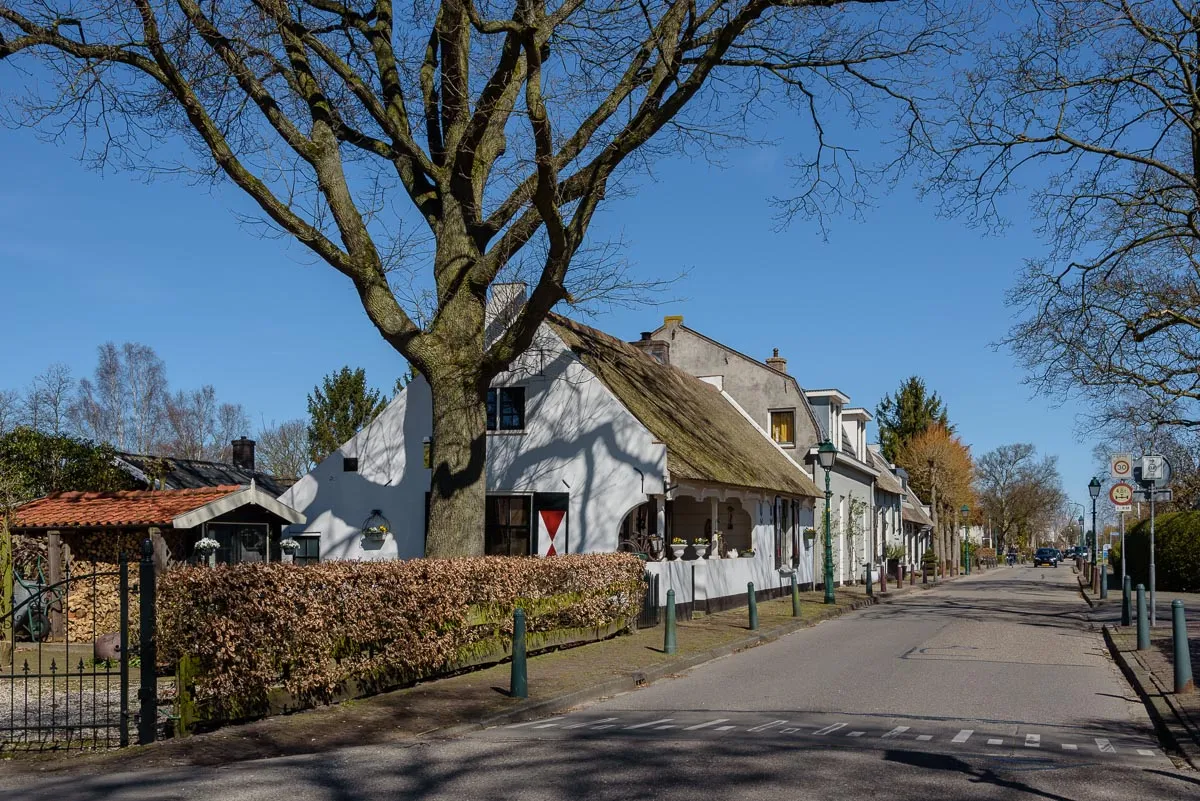 Photo showing: Ankeveen op de kruising van Hollands End, Stichts End en Stichtse Kade, Wijdemeren, Noord Holland, Nederland.