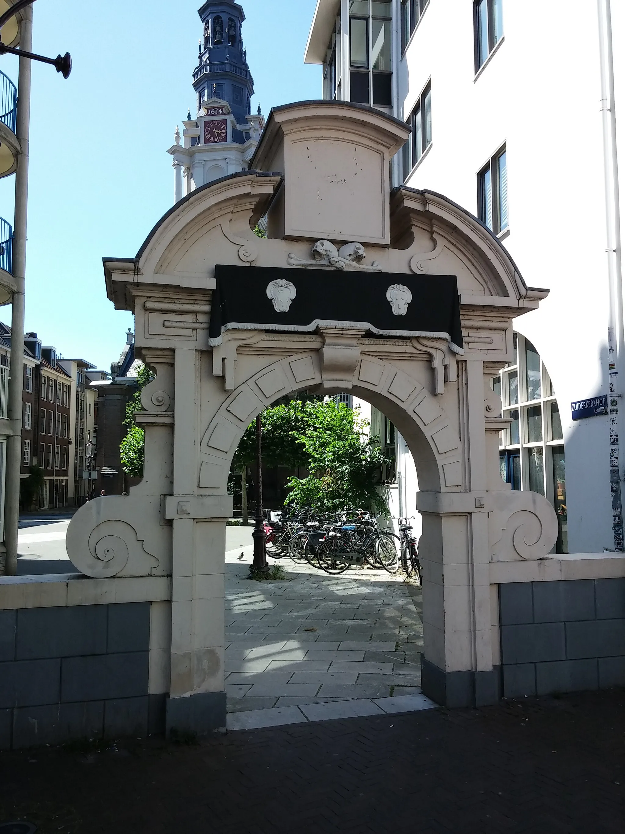 Photo showing: Poortje van het kerkhof van de Zuiderkerk te Amsterdam, aan de St.Antoniesbreestraat. In 1614 gemaakt en ontworpen door Hendrick de Keyser. Foto gemaakt op 28 juni 2019.