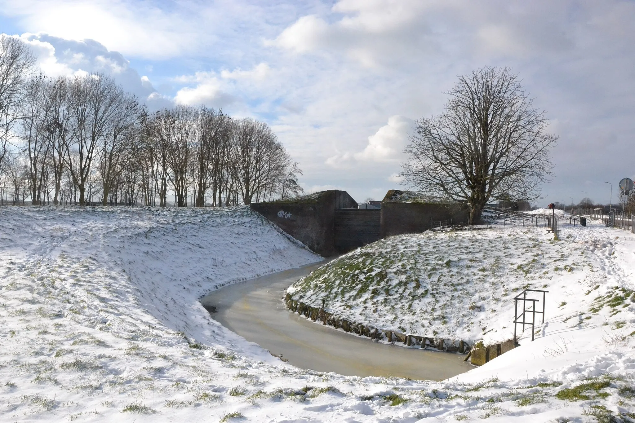 Photo showing: Coupure in De Kwakel, muncipality of Uithoorn, along the Waterliniepad hiking route, part of the Stelling van Amsterdam defence system.