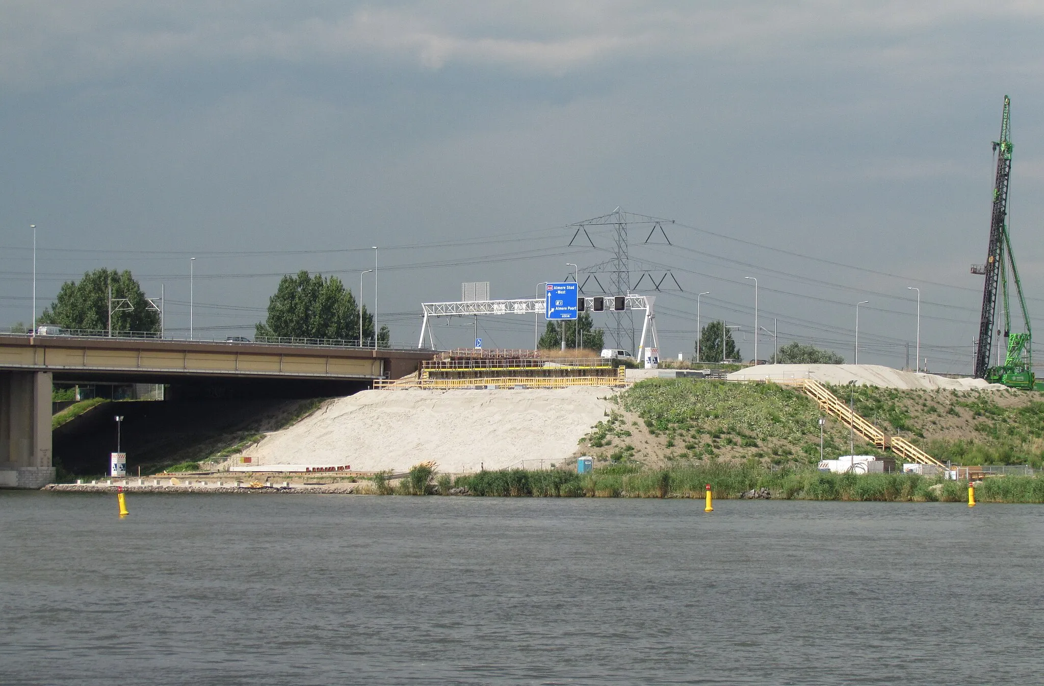 Photo showing: De bouw van de tweede Hollandse Brug is begonnen. Hier een blik op de Flevolandse kant (Almere Poort).