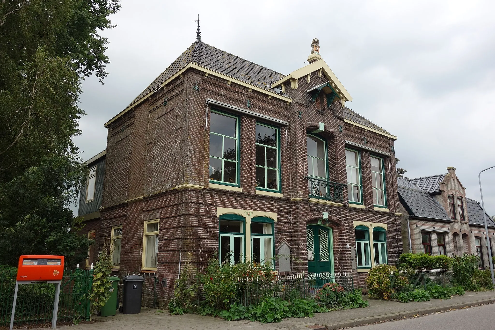 Photo showing: Voormalig raadhuis van het dorp Grosthuizen.