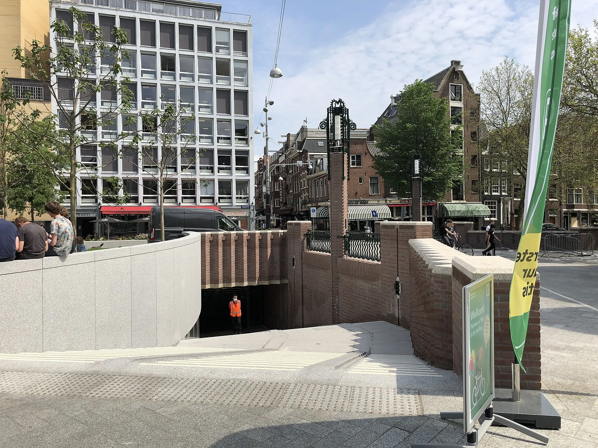 Photo showing: Leidseplein (Leiden Square) in Amsterdam, the Netherlands, as seen after the renovations in summer 2021. De nieuwe fietsenkelder is hier te zien.
