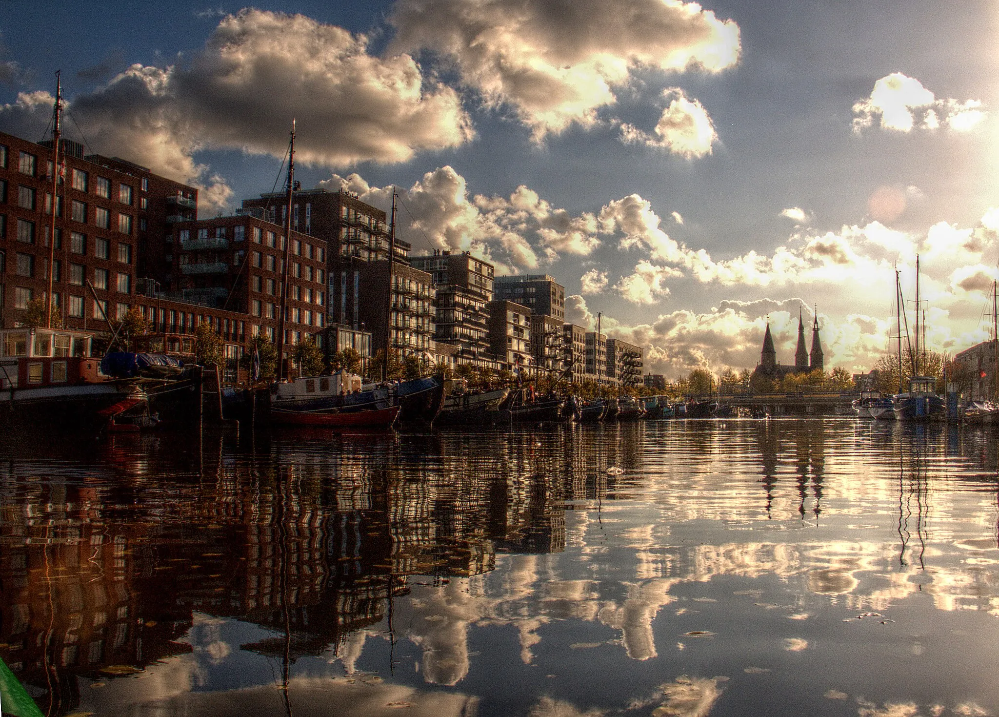 Photo showing: The Westerdok in Amsterdam, with the buldings on the Westerdokseiland to the left, seen towards the south with the Posthoornkerk visible in the distance. November 2012