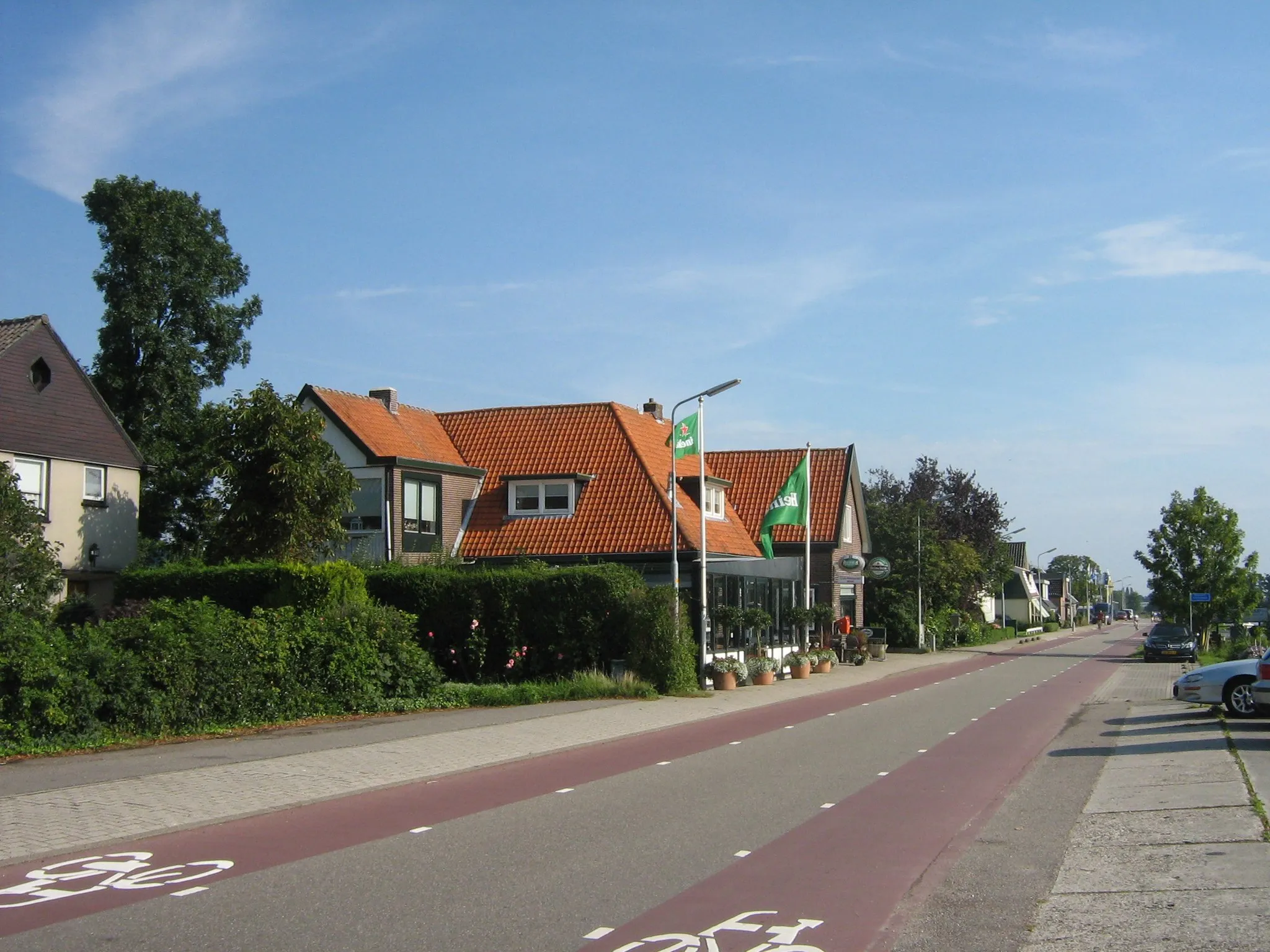 Photo showing: The Schipholdijk (name of road) in the village of Oude Meer, Haarlemmermeer municipality, the Netherlands. Shown in the center is Cafe-Restaurant Wink at number 270.