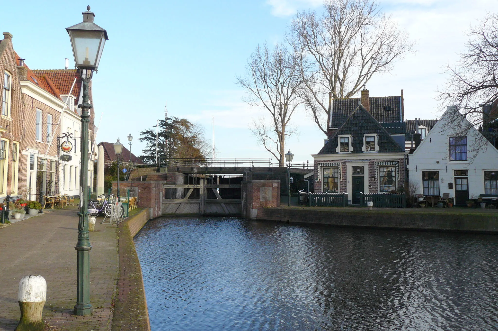 Photo showing: Kolksluis in Spaarndam. De sluis die leidt naar het IJ is vanaf de kolk gefotografeerd.