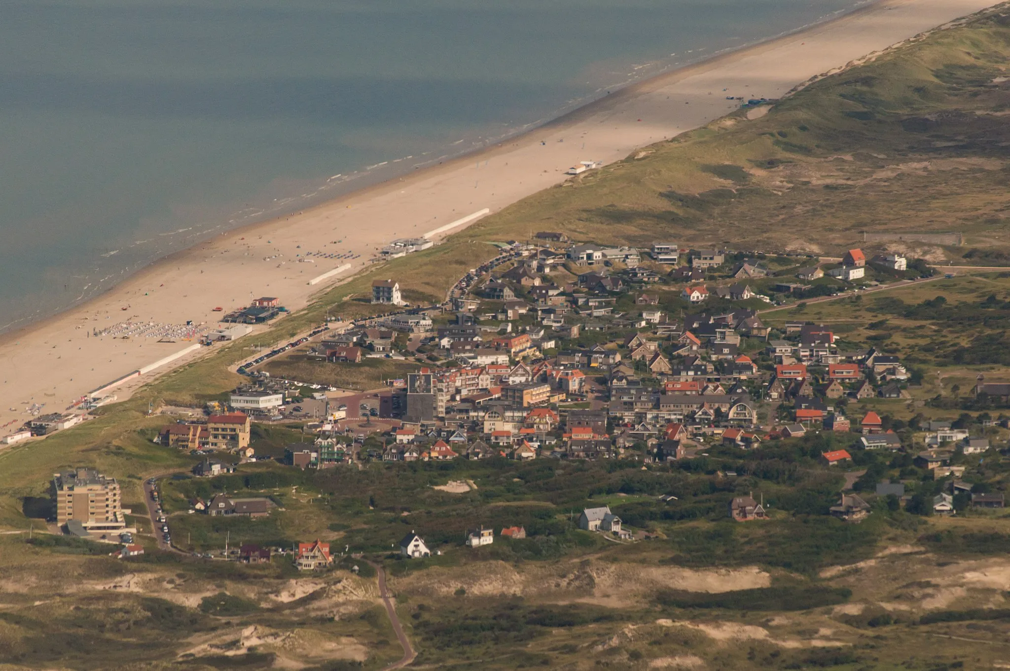 Photo showing: An aerial photograph of Bergen aan Zee (taken from inside an aircraft).