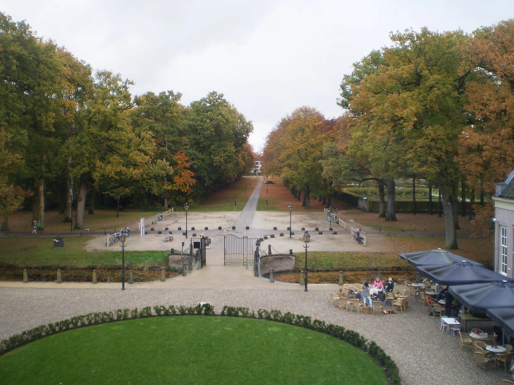 Photo showing: Vanuit Groeneveld richting Amsterdamsestraatweg. Rechts de ommuurde tuinen