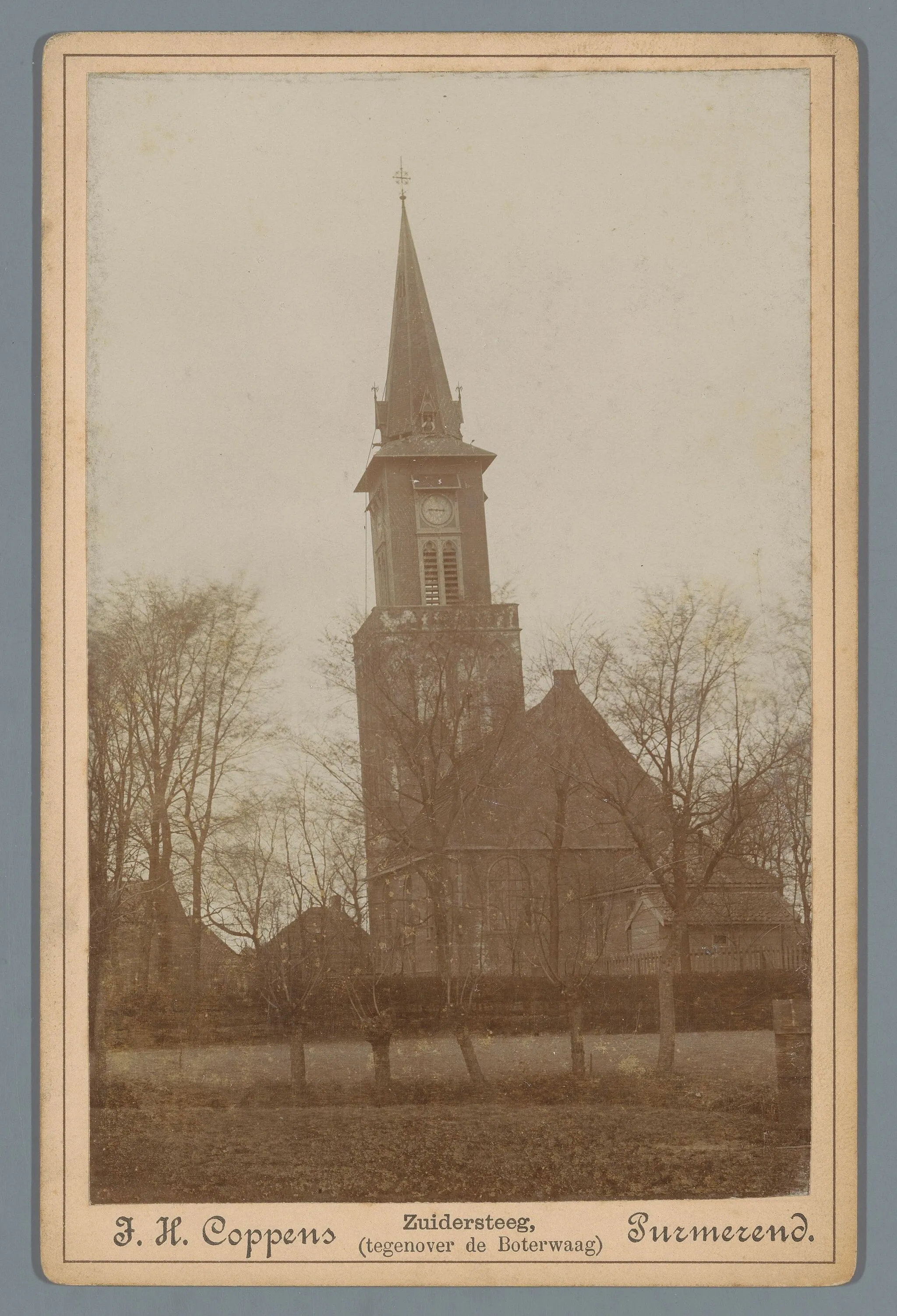 Photo showing: Identificatie Titel(s): Gezicht op een kerk te Purmerend Objecttype: foto kabinetfoto Objectnummer: RP-F-F19305 Opschriften / Merken: opschrift, verso, handgeschreven: ‘toestand 11 april 1893, 2 uur, 1.64 M. uit het lood’ Vervaardiging Vervaardiger: fotograaf: Josephus Hendrikus Petrus Coppens (vermeld op object) Plaats vervaardiging: Purmerend Datering: 1893 Materiaal: barietpapier karton Techniek: daglichtgelatinezilverdruk Afmetingen: secundaire drager: h 167 mm × b 109 mm Onderwerp Wat: church (exterior) Waar: Purmerend Verwerving en rechten Verwerving: overdracht van beheer 1994 Copyright: Publiek domein