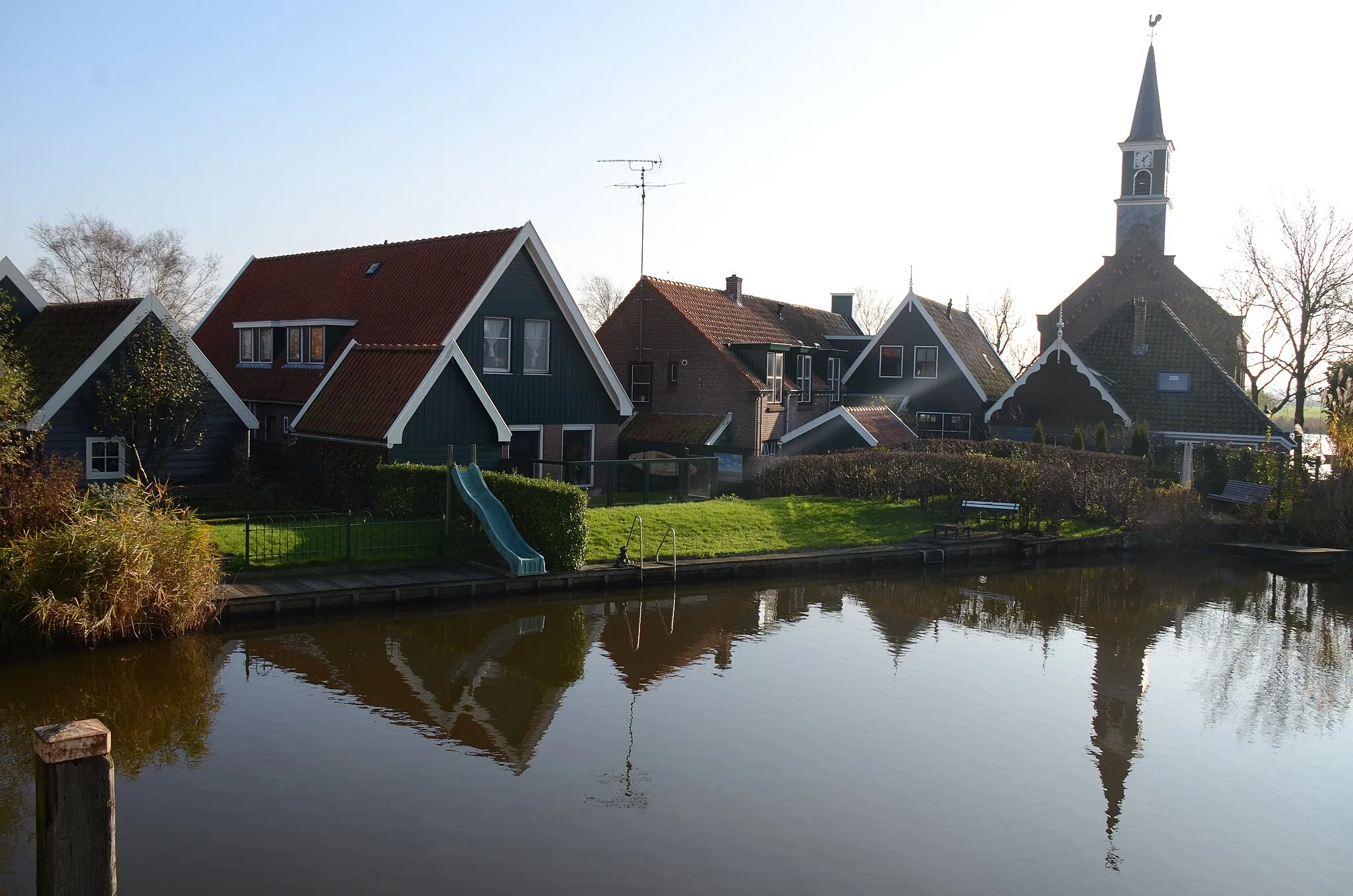 Photo showing: Church of Driehuizen reflected in the Schermer ringvaart