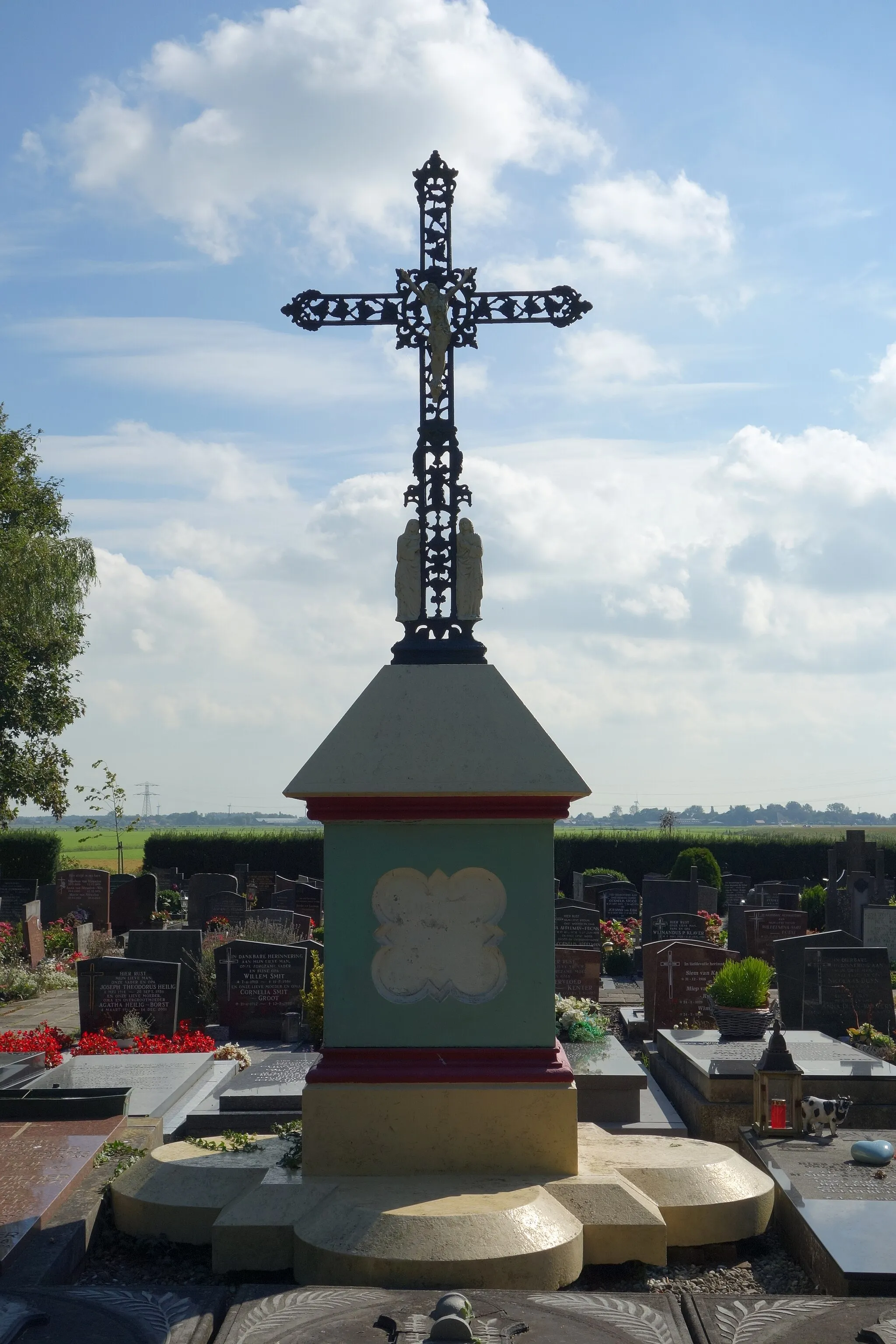 Photo showing: Kruis op de katholieke begraafplaats in Spierdijk.