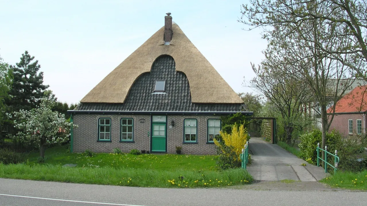 Photo showing: Een stolpboerderij langs de provinciale weg in Blokdijk.
A farm besides a provincial road (highway like road) in Blokdijk.