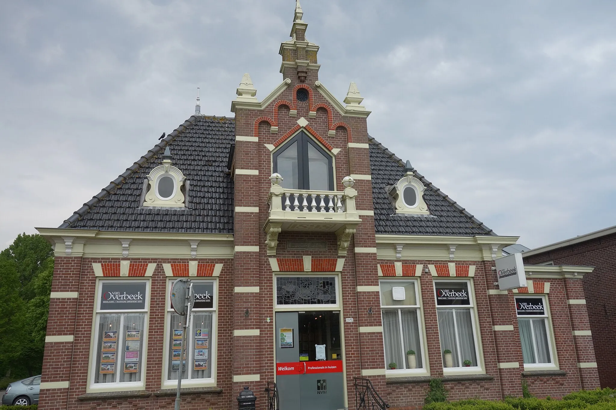 Photo showing: Voormalig woonhuis aan de Hoofdstraat 215 in Bovenkarspel. Pand is omgebouwd tot kantoor voor een makelaardij.