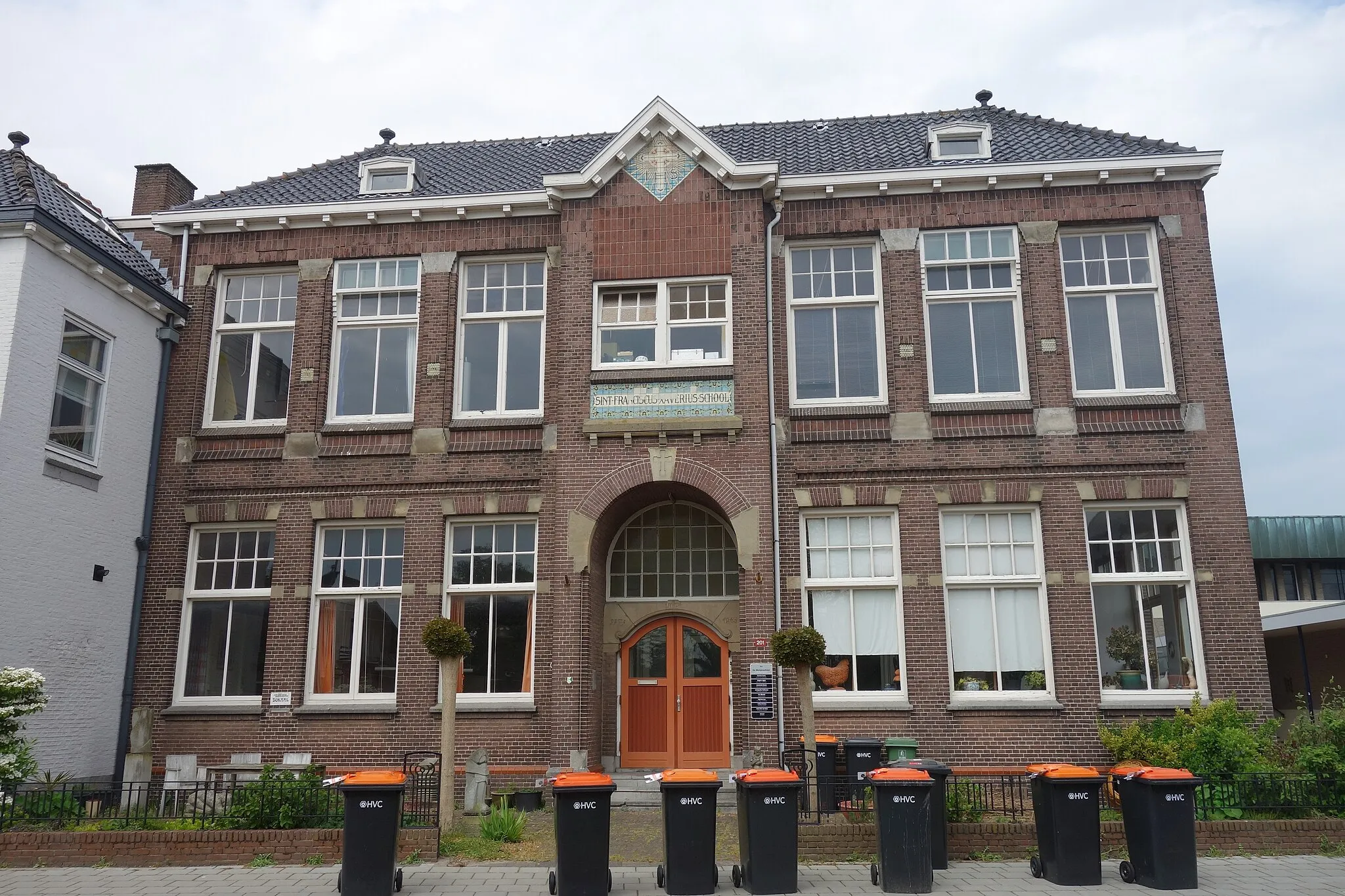 Photo showing: Voormalige meisjesschool aan de Hoofdstraat in Bovenkarspel. Pand is ontworpen door S.B. van Sante