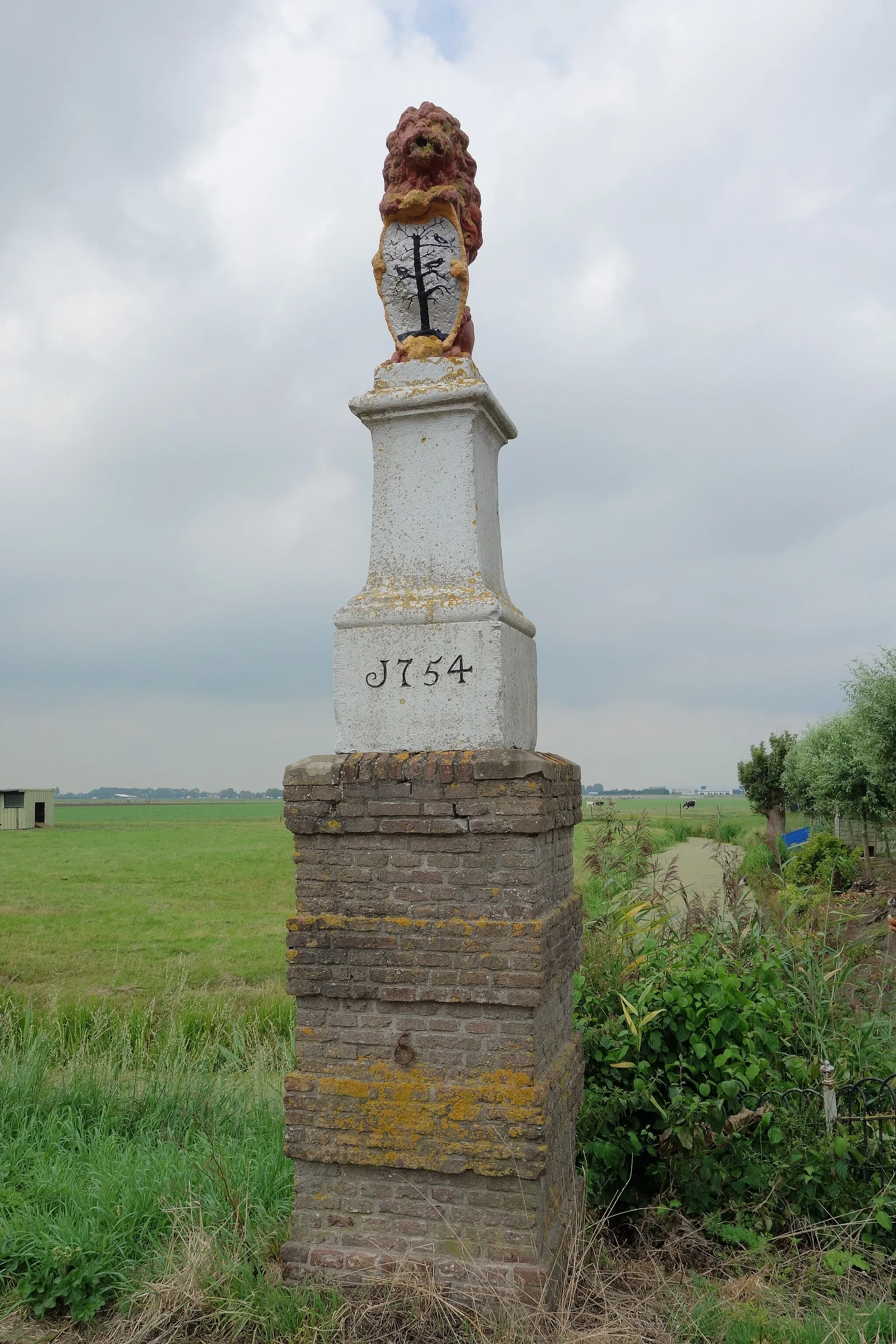 Photo showing: Banpaal op de grens van Westwoud (links) en Hoogkarspel (rechts). Natuurstenen banpaal geplaatst in 1754 met het wapen van Westwoud op top.